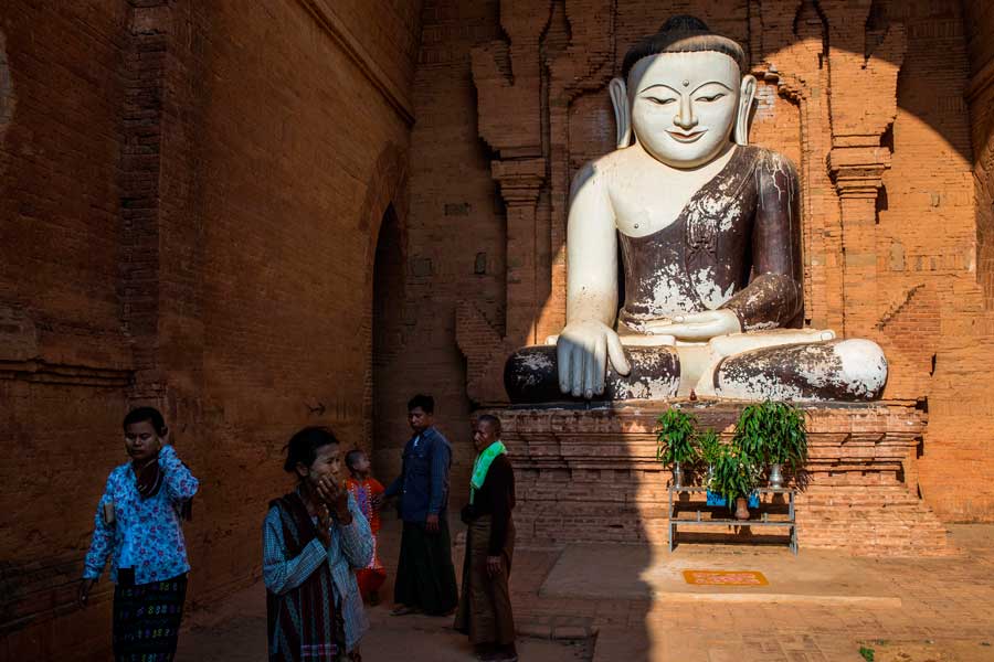 Fieles en los templos de Bagan