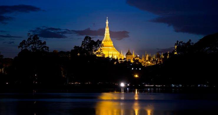 Vista de Shwefagon desde el lago Kandawgy en Yangon