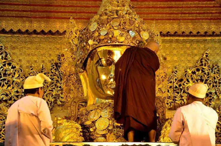 Budha Mahamuni en Mandalay